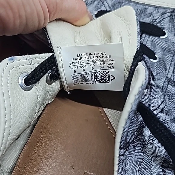 Converse Shoes in Men's Size 6 Women's Size 8 - Picture 6 of 6